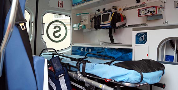 Pijany wczasowicz pobi� ratownik�w medycznych i zdewastowa� ambulans!