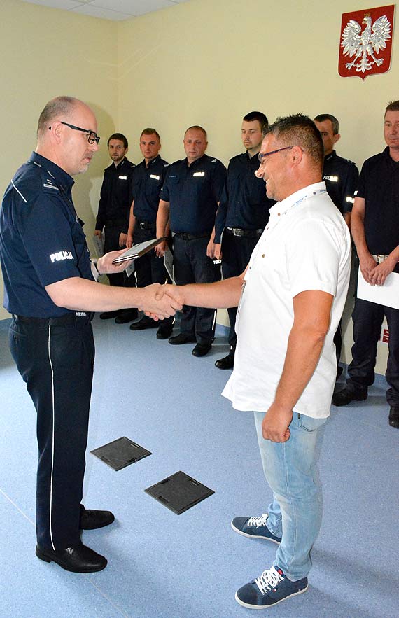 Nieobecni- wyrnieni. Policjani otrzymali akty mianowania, wyrnienia oraz nagrody