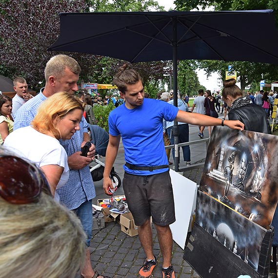 Uliczna sztuka zawsze gromadzi wielu widzw