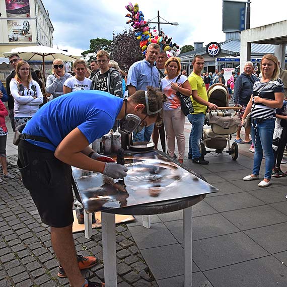 Uliczna sztuka zawsze gromadzi wielu widzw