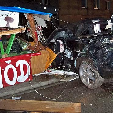 Rekowo: P�dzi� audi, �ci�� betonowe s�upy energetyczne. Wie� bez pr�du