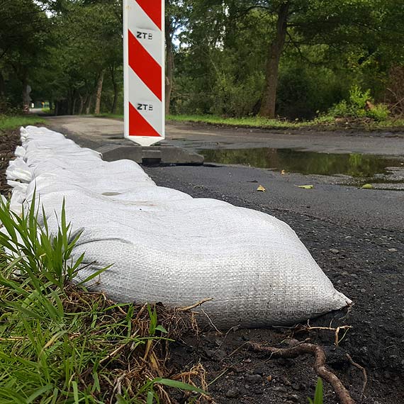 Dzie po wizycie reporterw telewizji, uoyli przejcie i udronili drog w niatowie