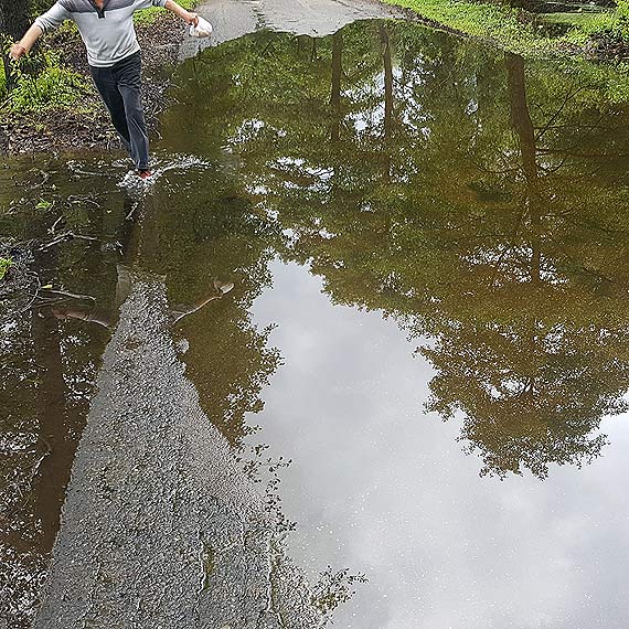 Dzie po wizycie reporterw telewizji, uoyli przejcie i udronili drog w niatowie