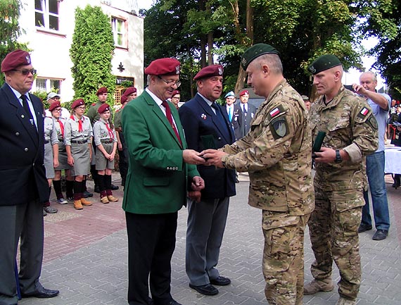 Czonkowie Zarzdu Gwnego Zwizku Polskich Spadochroniarzy na koncercie finaowym LIII Midzynarodowego Festiwalu Muzyki Organowej i Kameralnej w katedrze kamieskiej