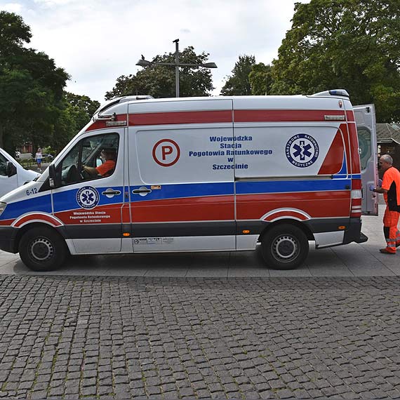 Jecha po promenadzie trzykoowym pojazdem elektrycznym i potrci mczyzn! 62- latek uderzy gow o chodnik
