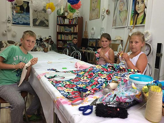 W wietlicy w Gostyniu trwaj popoudniowe zajcia szycia szmacianek-przytulanek