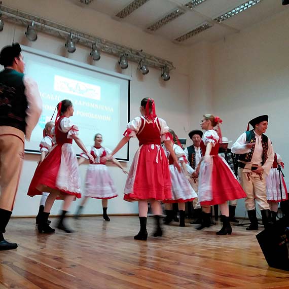 Chocia pochodz z rnych stron to teraz s tutejsi... Zobacz film!