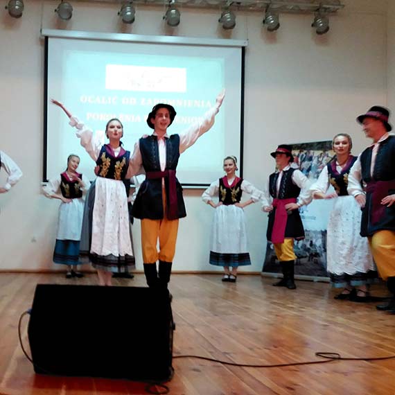 Chocia pochodz z rnych stron to teraz s tutejsi... Zobacz film!