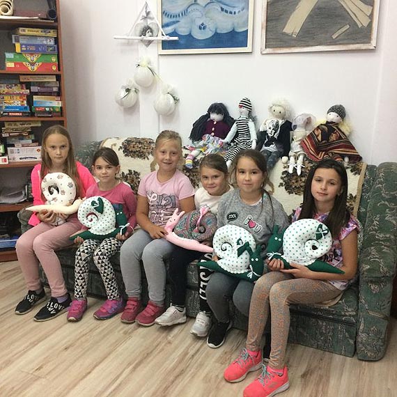 Grupa maych mioniczek szycia rcznego w Gostyniu