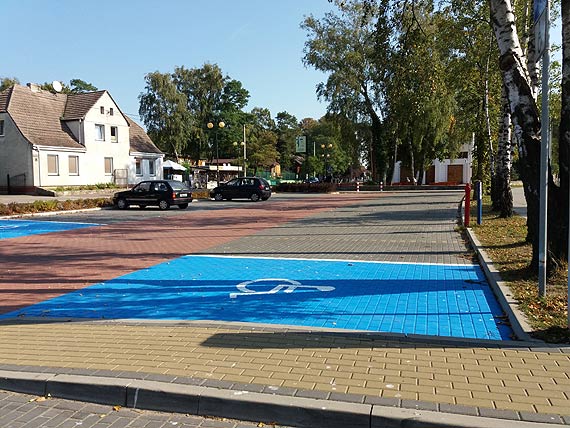 Gmina Dziwnw jako pierwsza w powiecie kamieskim dostosowaa miejsca parkingowe dla niepenosprawnych do nowych wymogw