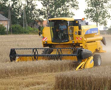 Trwaj� �niwa. Kierowcy uwa�ajcie na maszyny rolnicze