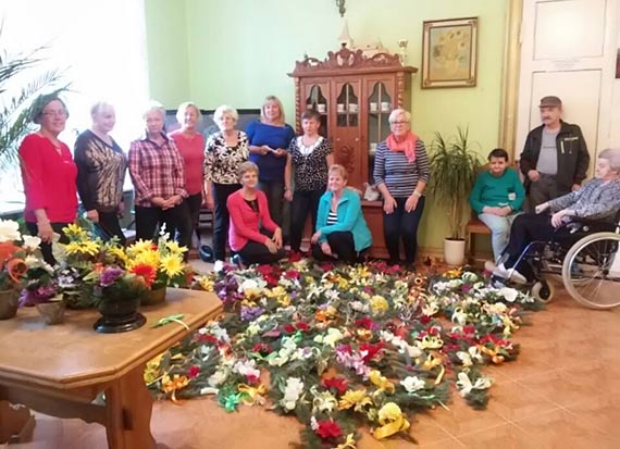 Robienie ozdb na groby pensjonariuszy DPS niatowo