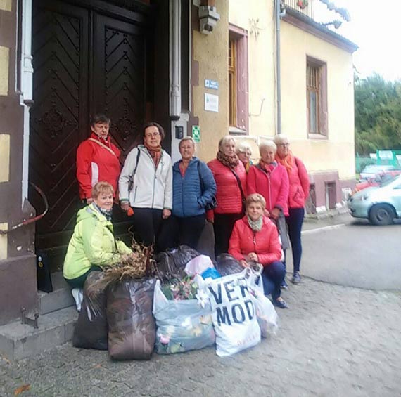 Robienie ozdb na groby pensjonariuszy DPS niatowo