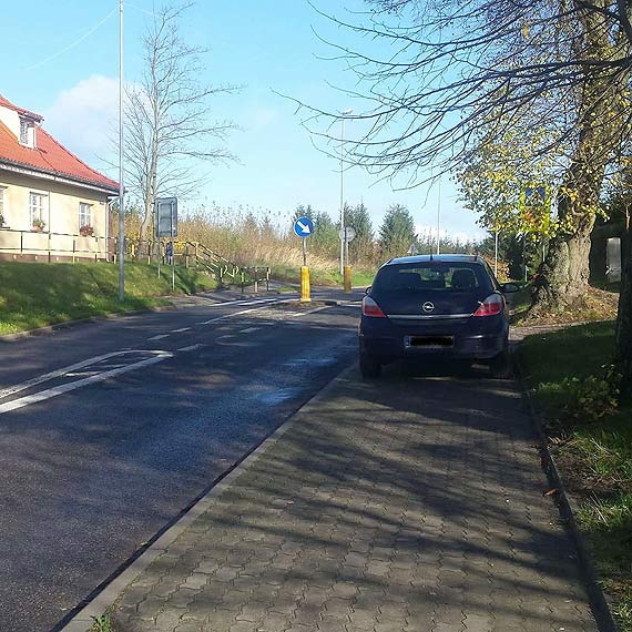 Chodnik dla samochodu, piesi niech chodz po jezdni...