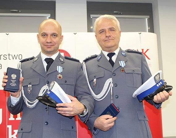 Pomaganie – mają to we krwi! Zaszczytne wyróżnienie dla policjantów