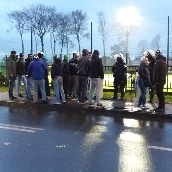 Kibice z Karlina jadcy na mecz do Kamienia Pomorskiego pobdzili w Gryficach
