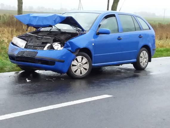 Na 107 kierowca skody jecha za szybko i uderzy w volkswagena! Dwie osoby poszkodowane