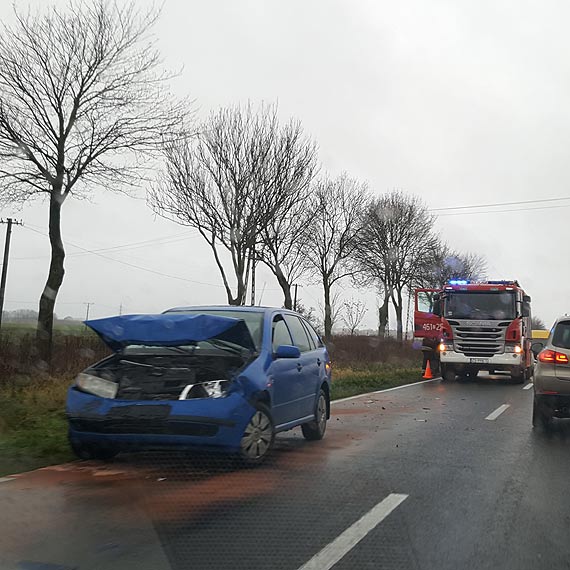 Na 107 kierowca skody jecha za szybko i uderzy w volkswagena! Dwie osoby poszkodowane