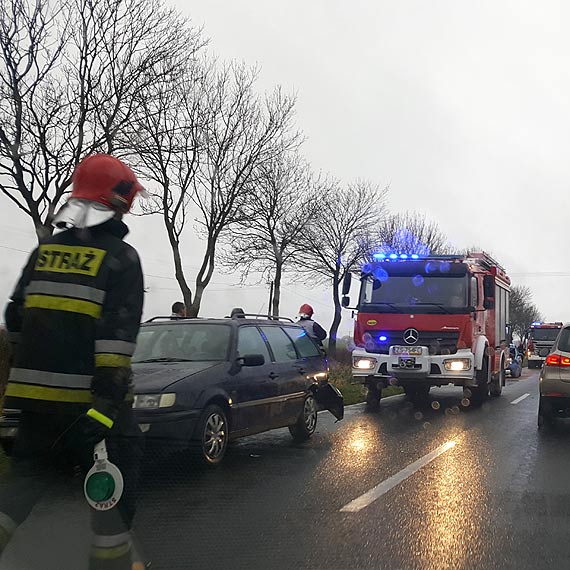 Na 107 kierowca skody jecha za szybko i uderzy w volkswagena! Dwie osoby poszkodowane