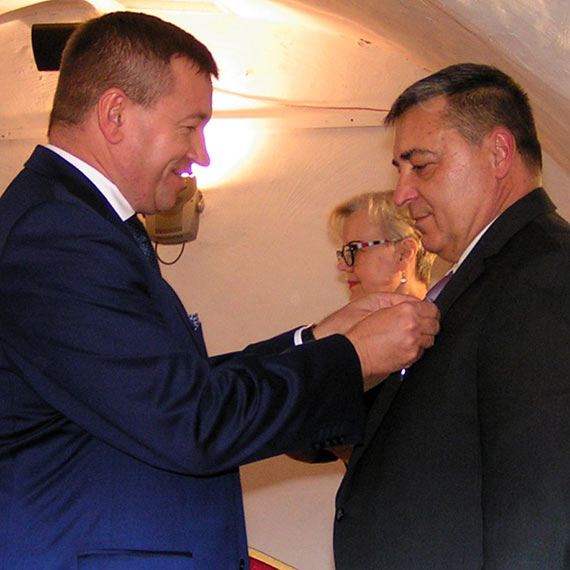 Dariusz Stpie udekorowany srebrn Odznak Honorowego Gryfa Zachodniopomorskiego 