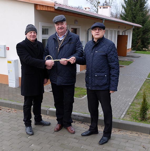 Burmistrz Golczewa otrzymuje klucze do mieszka socjalnych