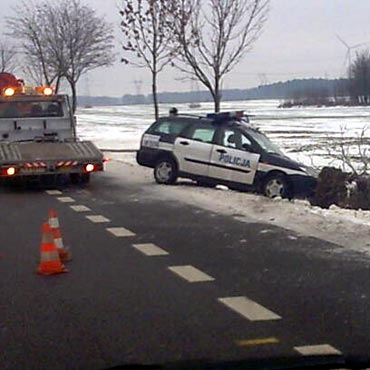 Rec�aw: Dachowa� radiow�z. Policjant cudem unikn�� „czo��wki”