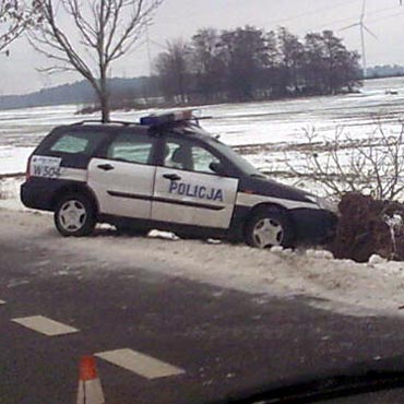 Rec�aw: Dachowa� radiow�z. Policjant cudem unikn�� „czo��wki”