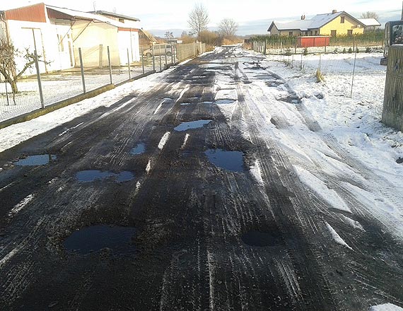 adzin odcity od wiata? Czytelnik opisuje fatalny stan drogi