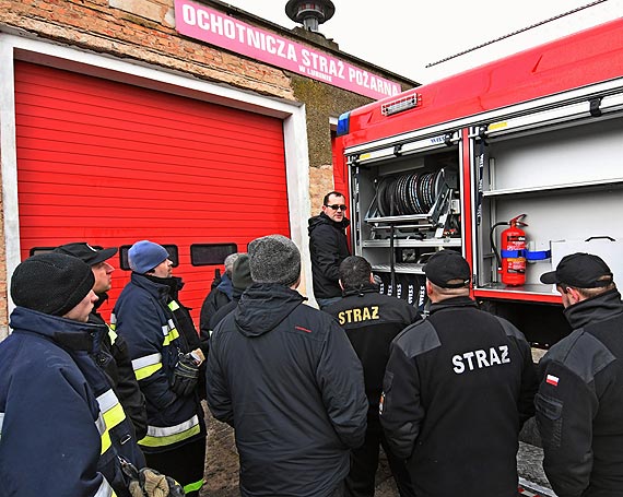 Straacy z Lubina doczekali si nowego samochodu poarniczego