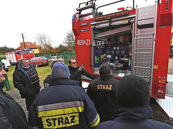 Straacy z Lubina doczekali si nowego samochodu poarniczego