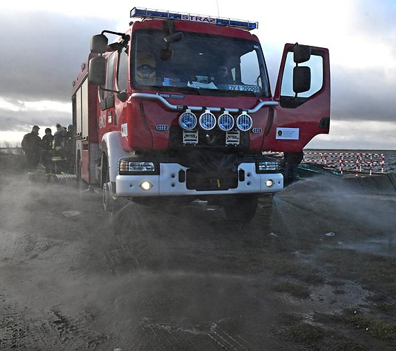 Straacy z Lubina doczekali si nowego samochodu poarniczego