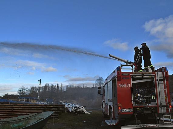 Straacy z Lubina doczekali si nowego samochodu poarniczego