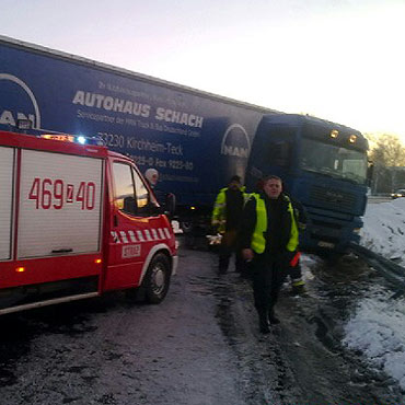 Par��wko: Tir wpad� w po�lizg. Droga nr 3 zablokowana