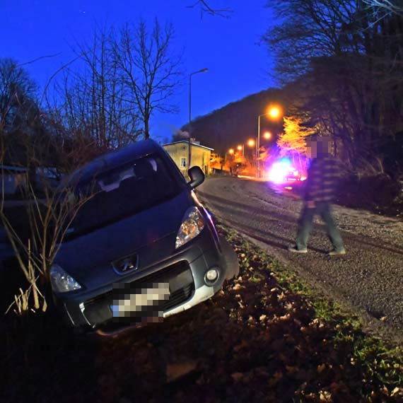 Na drodze z Wapnicy do Lubina kierowca osobwki chcc unikn zderzenia z innym autem wpad do rowu! 