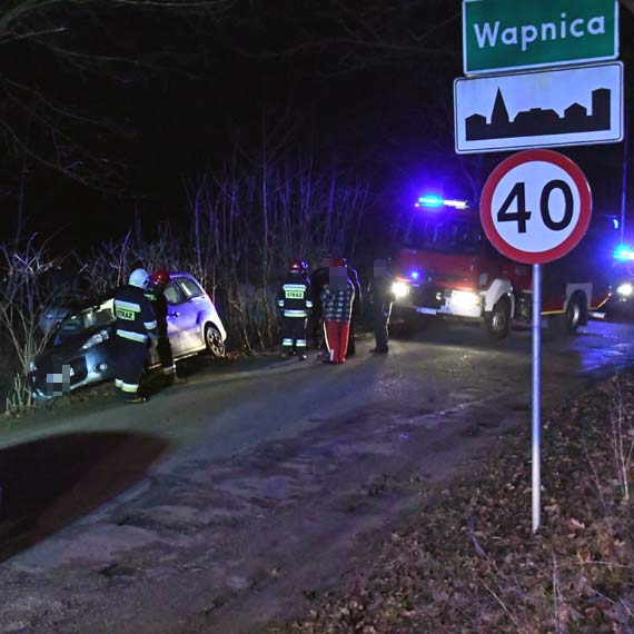 Na drodze z Wapnicy do Lubina kierowca osobwki chcc unikn zderzenia z innym autem wpad do rowu! 