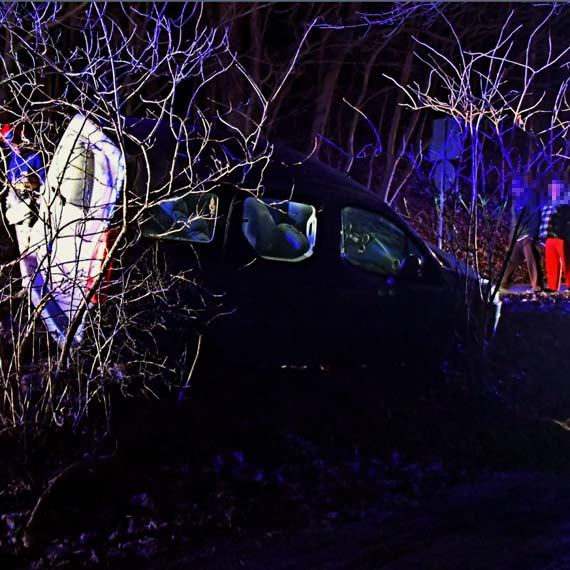 Na drodze z Wapnicy do Lubina kierowca osobwki chcc unikn zderzenia z innym autem wpad do rowu! 