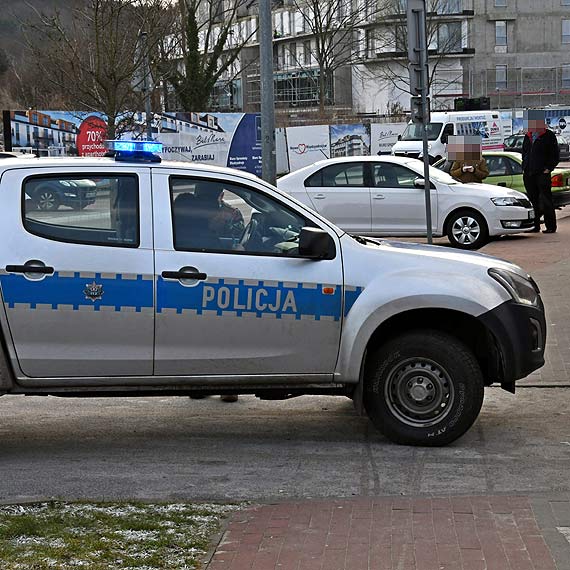 Na Nowomyliwskiej w Midzyzdrojach kierujca oplem wpada w polizg i uderzya w zaparkowan skod!