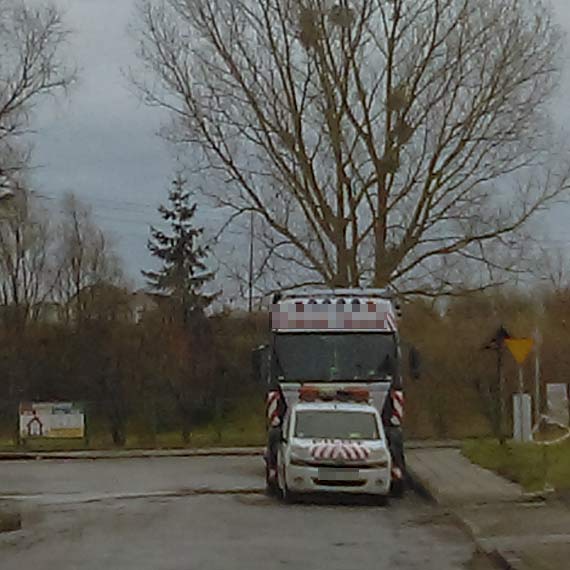 Czytelnik: Ta ciarwka notorycznie parkuje niezgodnie z przepisami