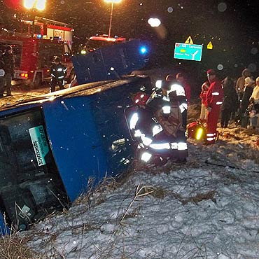 Bus wjecha� do rowu. Dwie kobiety ranne. Z samochodu wydostali je stra�acy! �