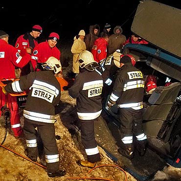 Bus wjechał do rowu. Dwie kobiety ranne. Z samochodu wydostali je strażacy!