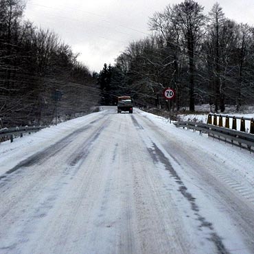 Śnieg i błoto na drogach. Gdzie są służby?