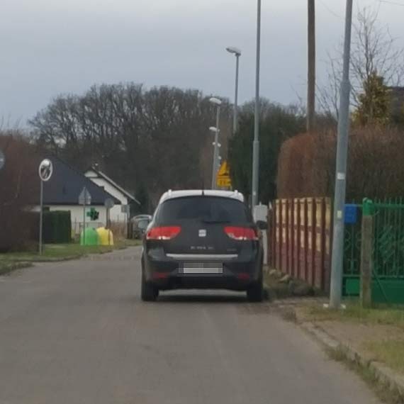 Kierujcy seatem ma gdzie przepisy ruchu drogowego. Codziennie parkuje na zakazie 