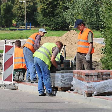 Uk�adaj� nowy chodnik w Stuchowie