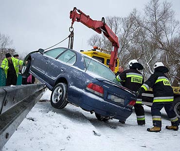 Trudne warunki do jazdy. W Rekowie auto wpad�o w po�lizg i zawis�o na barierce