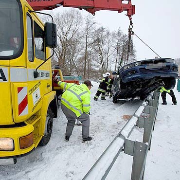 Trudne warunki do jazdy. W Rekowie auto wpadło w poślizg i zawisło na barierce