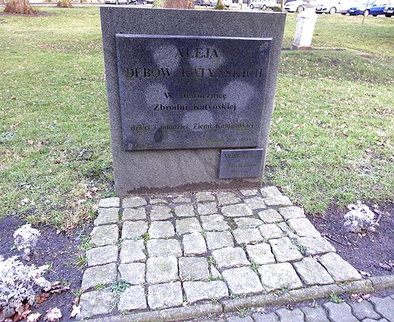 Dewastacja Alei Dębów Katyńskich