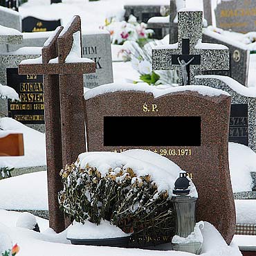 Okradli 70 grob�w. Po�rednikowi w sprzeda�y �up�w zap�acili butelk� piwa