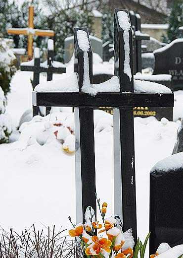 Okradli 70 grob�w. Po�rednikowi w sprzeda�y �up�w zap�acili butelk� piwa