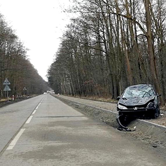 Ratując się przed czołówką wylądował na dachu