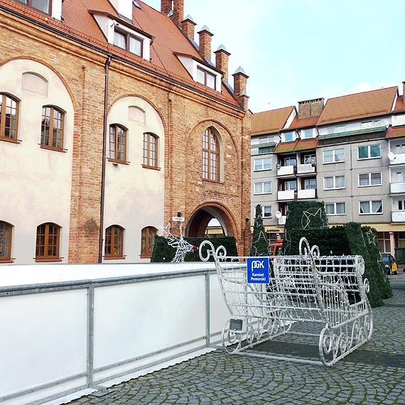 Syntetyczne lodowisko przed kamieskim Ratuszem to trafiona inwestycja